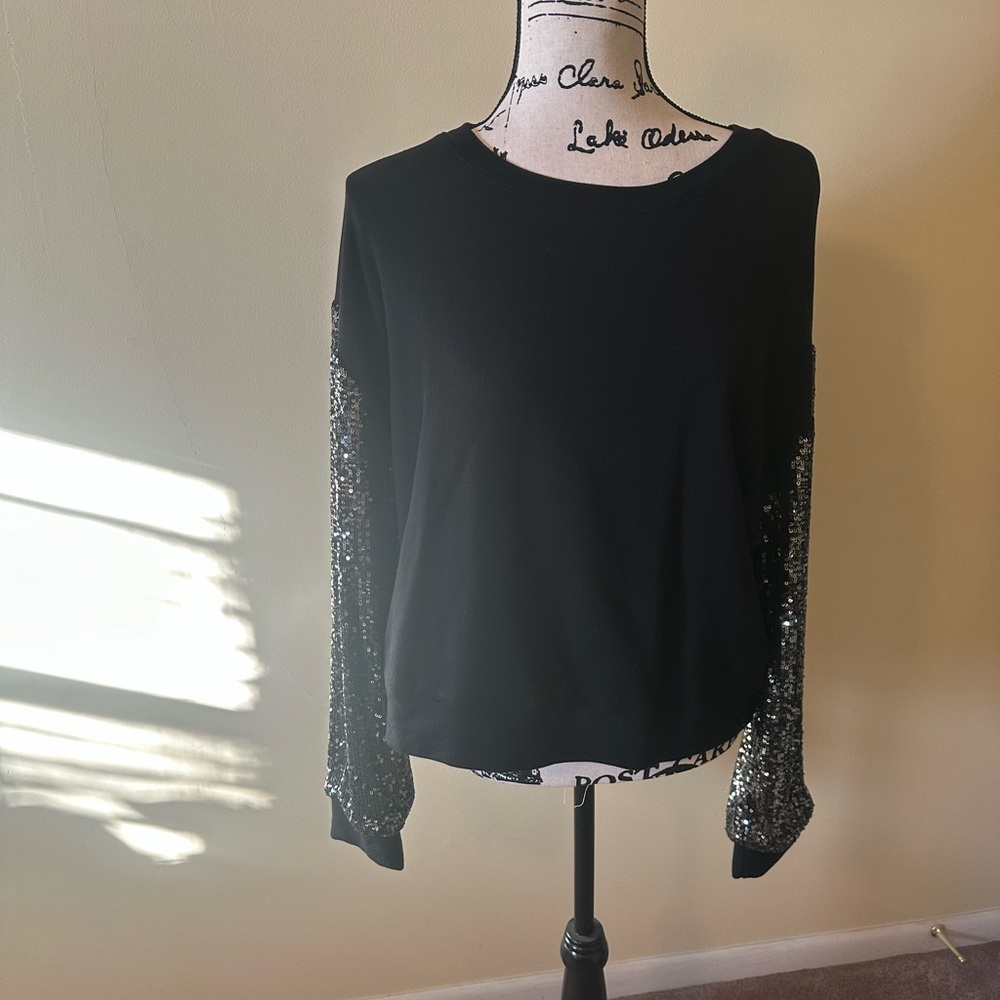 Karen Kane Black Sequin Sleeve Women's Top
NWT Beautiful